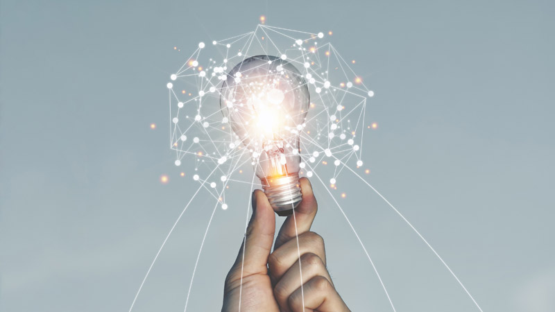 mão a segurar uma lâmpada